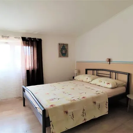 2 Bedrooms At 500 M Away From The With Sea View Balcony And Wifi * Murter